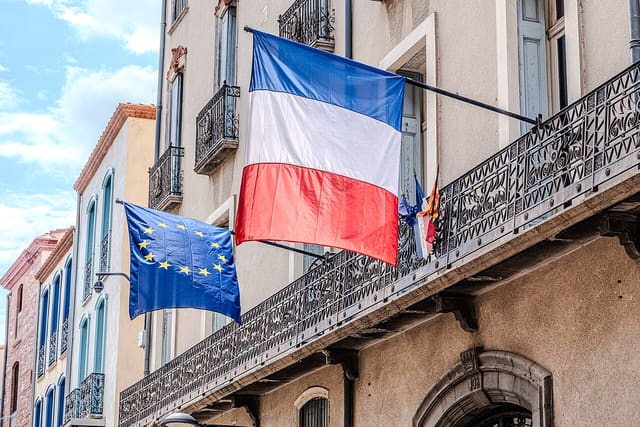 Drapeaux français et européen accrochés côte à côte