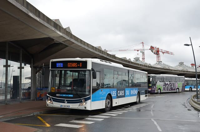 Fast Starter LE n°6923, sur la ligne 44 des Cars du Rhône à destination de Genas-Rond-point de l’Épine.