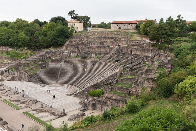 Théâtre antique de Lyon dans le 5e arrondissement de Lyon : vue d'ensemble depuis la terrasse du musée gallo-romain.