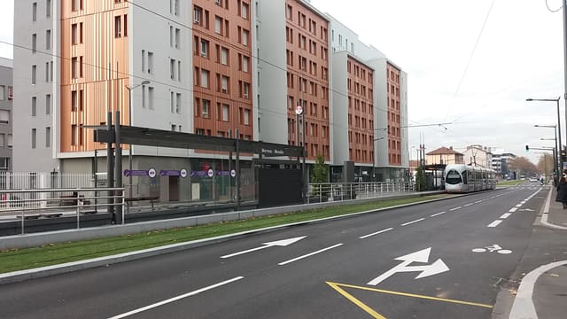 Arrêt de tramway T6 au quartier Mermoz, avenue Jean Mermoz, Lyon 8e arrondissement.
