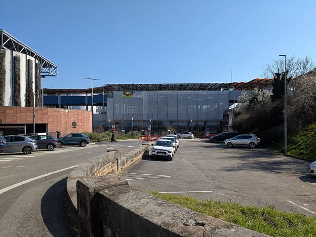 Passerelle en cours de démolition, entre le centre d'échange (à gauche) et la gare SNCF (à droite).