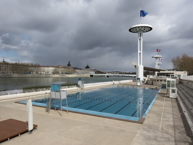Vue de la piscine du Rhône (centre nautique Tony Bertrand), depuis le quai Claude Bernard, dans le 7e arrondissement de Lyon.