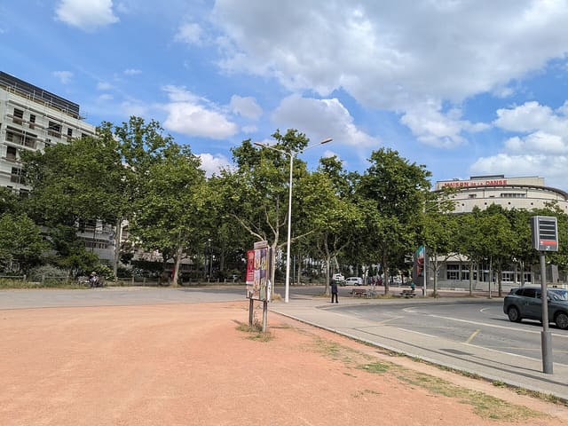 L'esplanade Pina-Bausch (ex-place du Bachut) dans le 8e arrondissement de Lyon, devant la Maison de la Danse