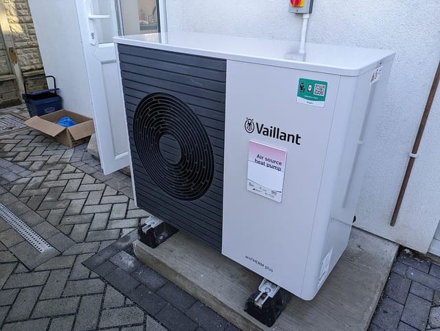 Une pompe à chaleur air-eau installée contre la façade d'une maison