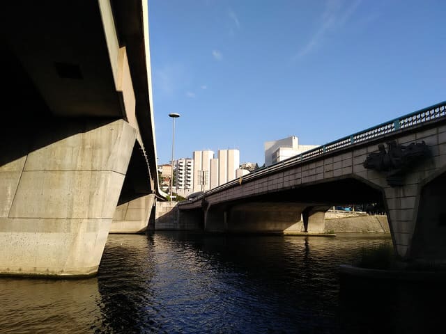 Vue prise depuis le quai Rambaud du pont Kitchener-Marchand (à droite) et du pont sur la Saône de l'autoroute A6 (à gauche). Au premier plan, la Saône ; au second plan, l'entrée du tunnel de Fourvière