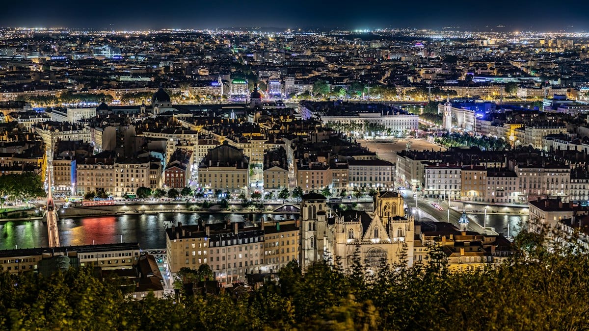 Vue nocturne de la Presqu'île de Lyon entre Rhône et Saône, depuis les hauteurs de Fourvière, avec la place Bellecour au centre.
