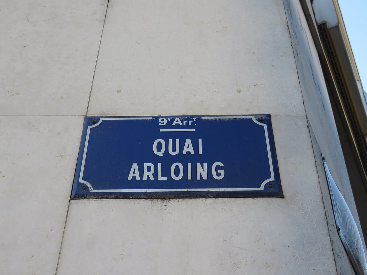 Plaque du quai Arloing dans le 9e arrondissement de Lyon, au coin de la rue Saint-Pierre-de-Vaise.