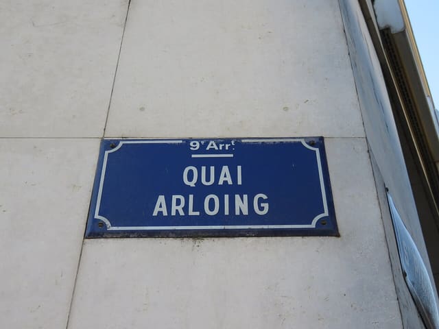 Plaque du quai Arloing dans le 9e arrondissement de Lyon, au coin de la rue Saint-Pierre-de-Vaise.