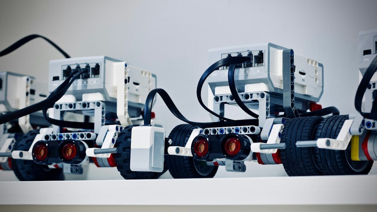 Deux dispositifs électroniques blanc et noir avec roues
