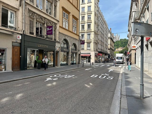 La rue Grenette à Lyon en 2025, chaussée réservée aux bus et aux vélos