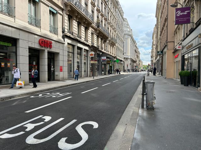 La rue Grenette en 2025, vue en direction de la place des Cordeliers