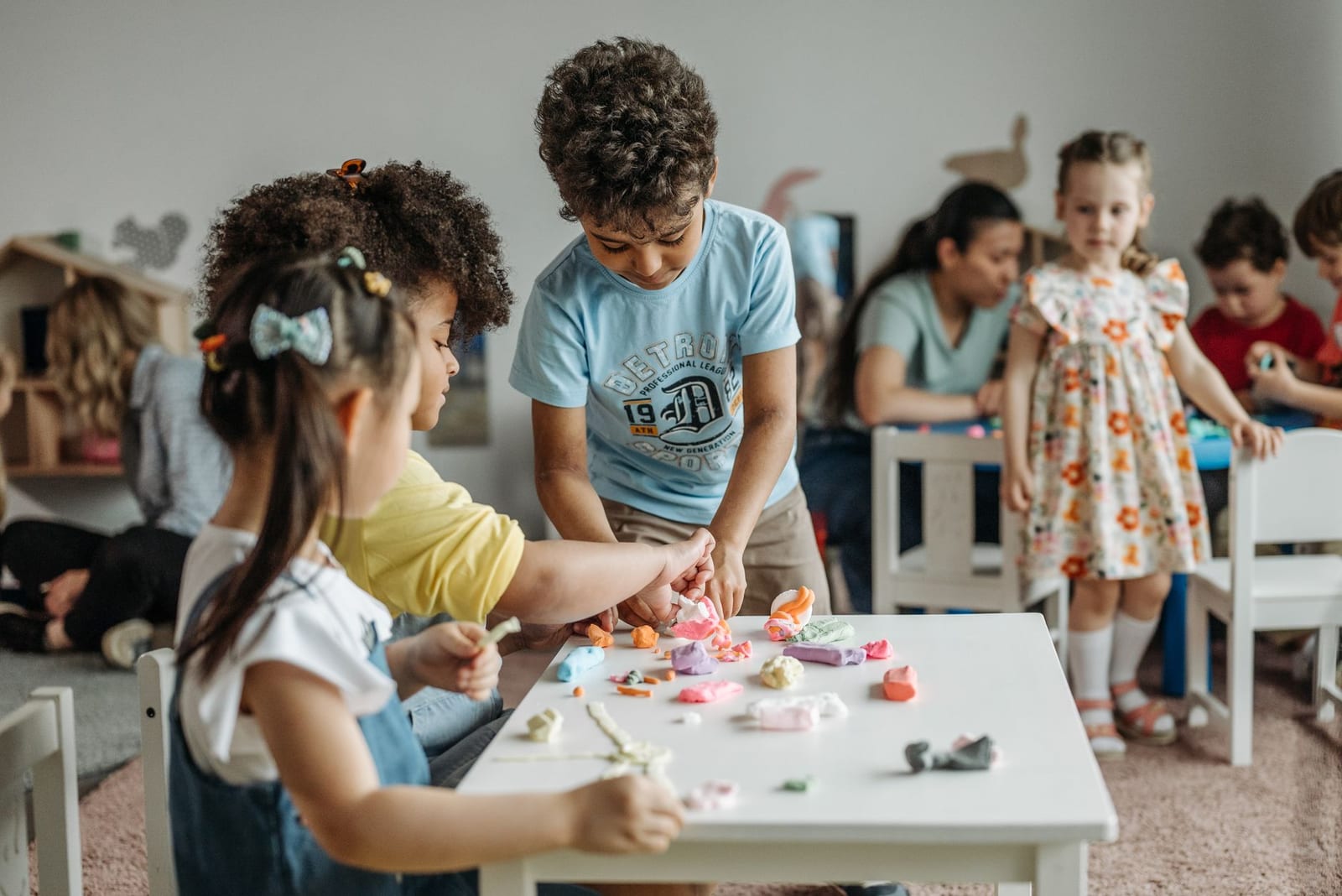 Jeunes enfants jouant avec l'argile à la maternelle