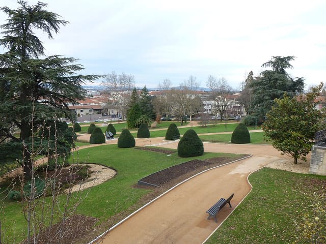 Château de Saint-Priest à Saint-Priest dans le Rhône - parc vu de la terrasse du château