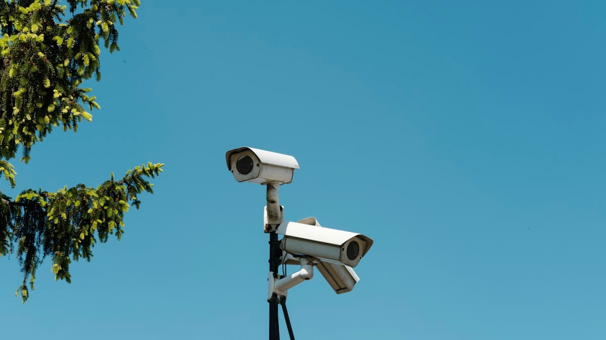 Caméras de vidéoprotection fixées sur un mât, comme celles reliées au centre superviseur urbain de Saint-Priest.