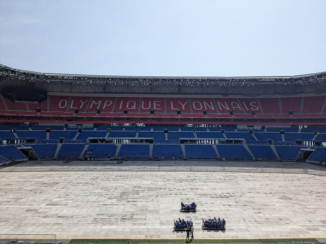 Vue du Groupama Stadium de Lyon, sans sa pelouse, depuis la tribune Ouest.