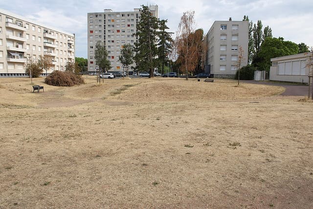 Quartier des Ailes, à Vichy (Allier, Auvergne-Rhône-Alpes, France) : vu depuis le chemin créé en 2014 entre le centre social René-Barjavel et la rue Henri-et-Andrée-Péquet, vers le sud. La pelouse est
