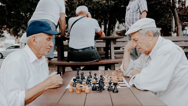 Deux hommes jouant aux échecs
