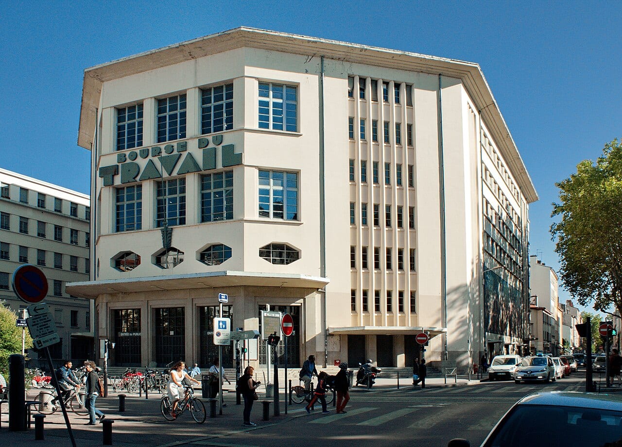 La façade de la Bourse du Travail, place Guichard à Lyon, où se tient la soirée Latitude Expérience.