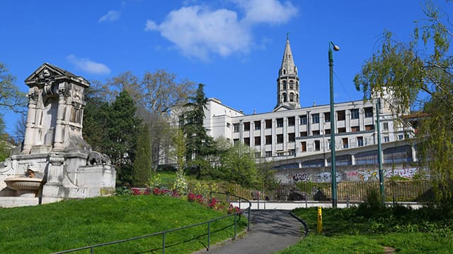 Le bâtiment Neyret, ancienne École des beaux-arts, sur les pentes de la Croix-Rousse à Lyon, où se déroulent les fouilles archéologiques.