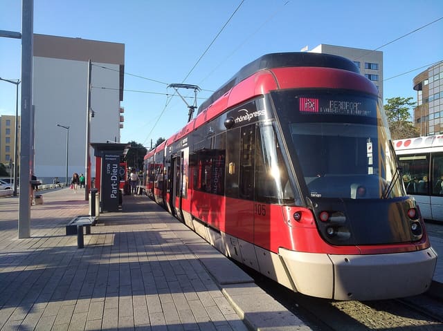 Navette Rhônexpress vers l'aéroport, ici stationnée près de la gare de Lyon-Part-Dieu.