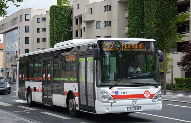 Irisbus Citelis 12 n°3142 sur la ligne C22, près de l'arrêt ENS Lyon, sur le réseau TCL.