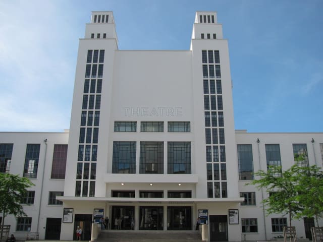 Façade du TNP après la rénovation de 2011