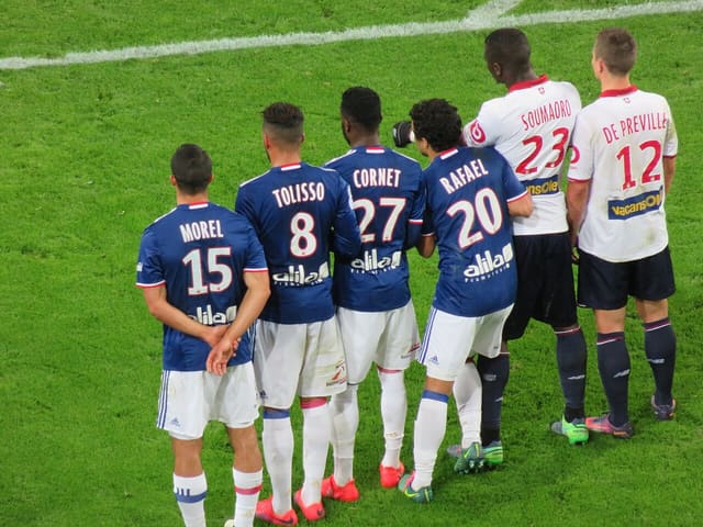 Mise en place du mur avant un coup-franc lors de la deuxième mi-temps du match entre Lille et Lyon le 18 novembre 2016