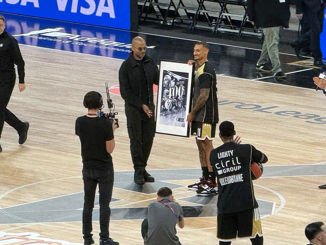 Match de basket-ball opposant l'ASVEL à Anadolu Efes SK à la LDLC Arena, Décines-Charpieu.