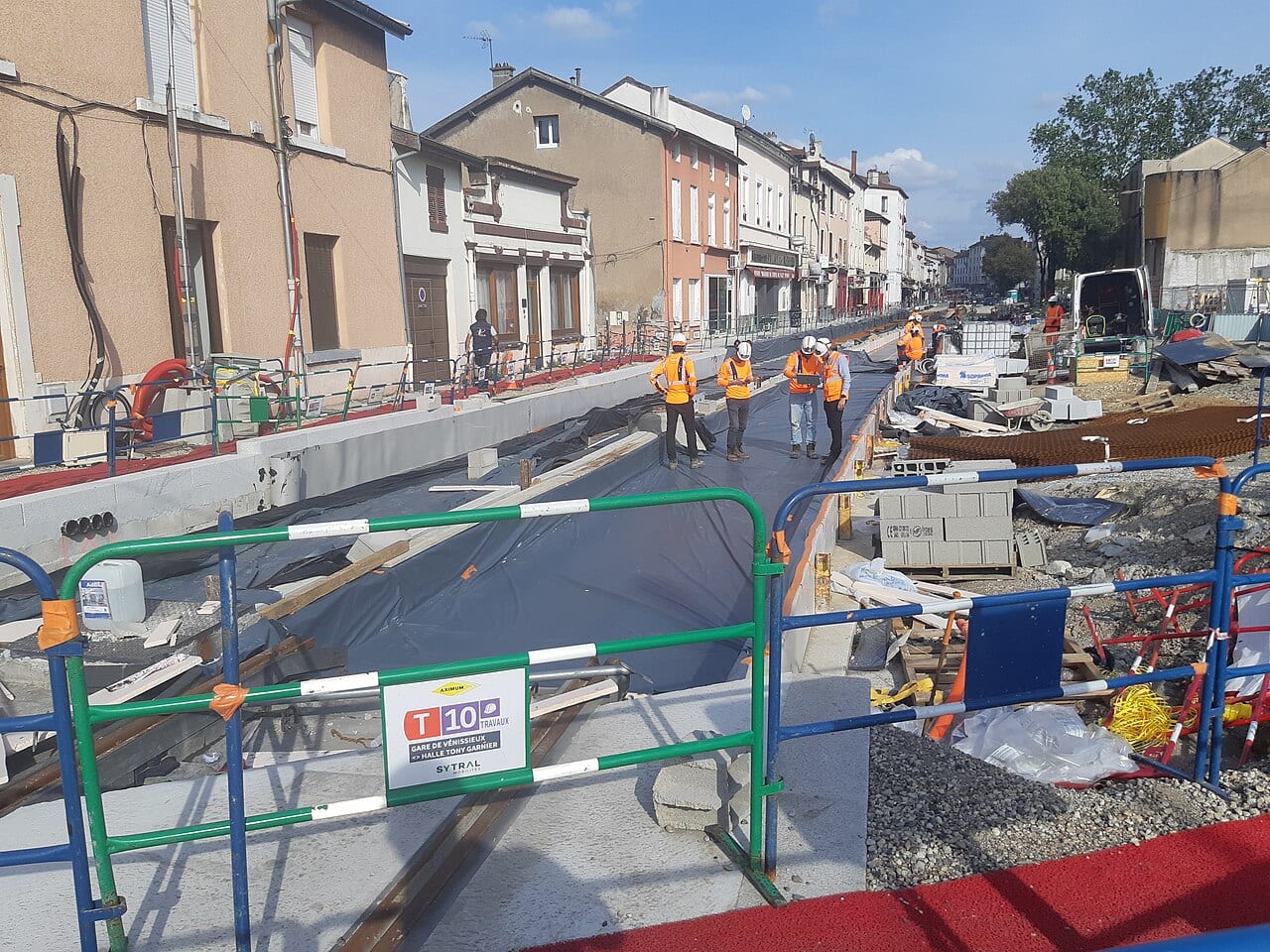 Travaux du tramway T10 de Lyon dans le centre-ville de Saint-Fons fin avril 2026
