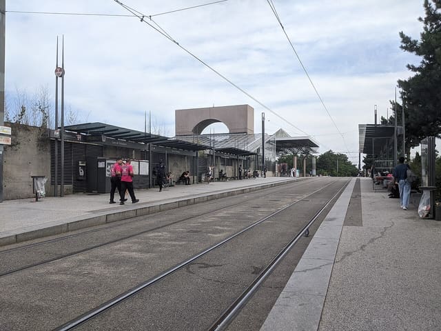 Arrêt de tramway "Gare de Vénissieux", sur la ligne T4, à Vénissieux (Rhône, France).