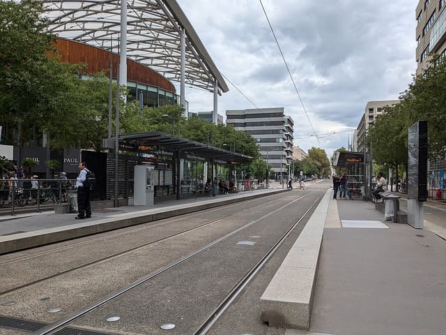 Station "Hôtel de Région - Montrochet" des lignes T1 et T2 du tramway de Lyon, dans le quartier de Confluence.