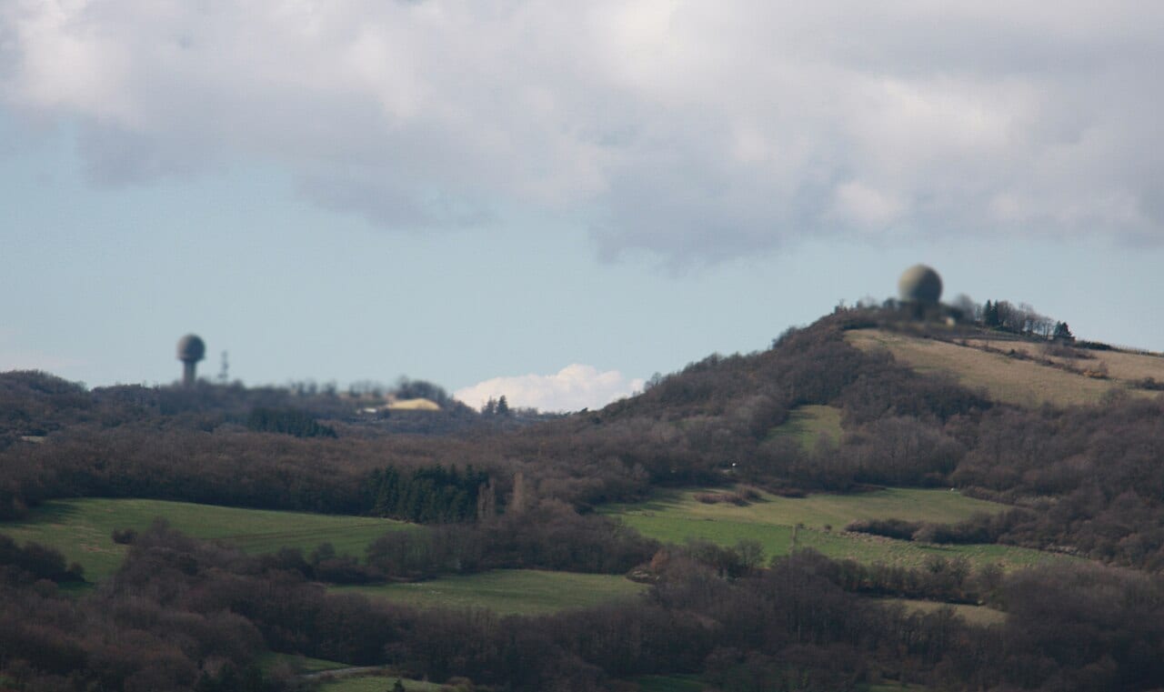 Les radars "palmier" à droite et le "23 cm" à gauche qui se trouvent au sommet du Mont Thou et du Mont Verdun, photo prise du Mont Cindre, aux environs de Lyon