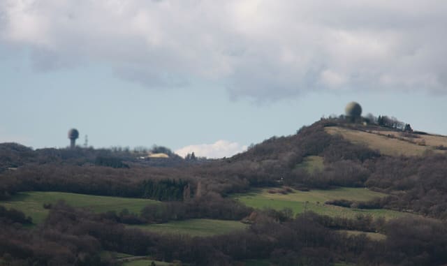 Les radars "palmier" à droite et le "23 cm" à gauche qui se trouvent au sommet du Mont Thou et du Mont Verdun, photo prise du Mont Cindre, aux environs de Lyon