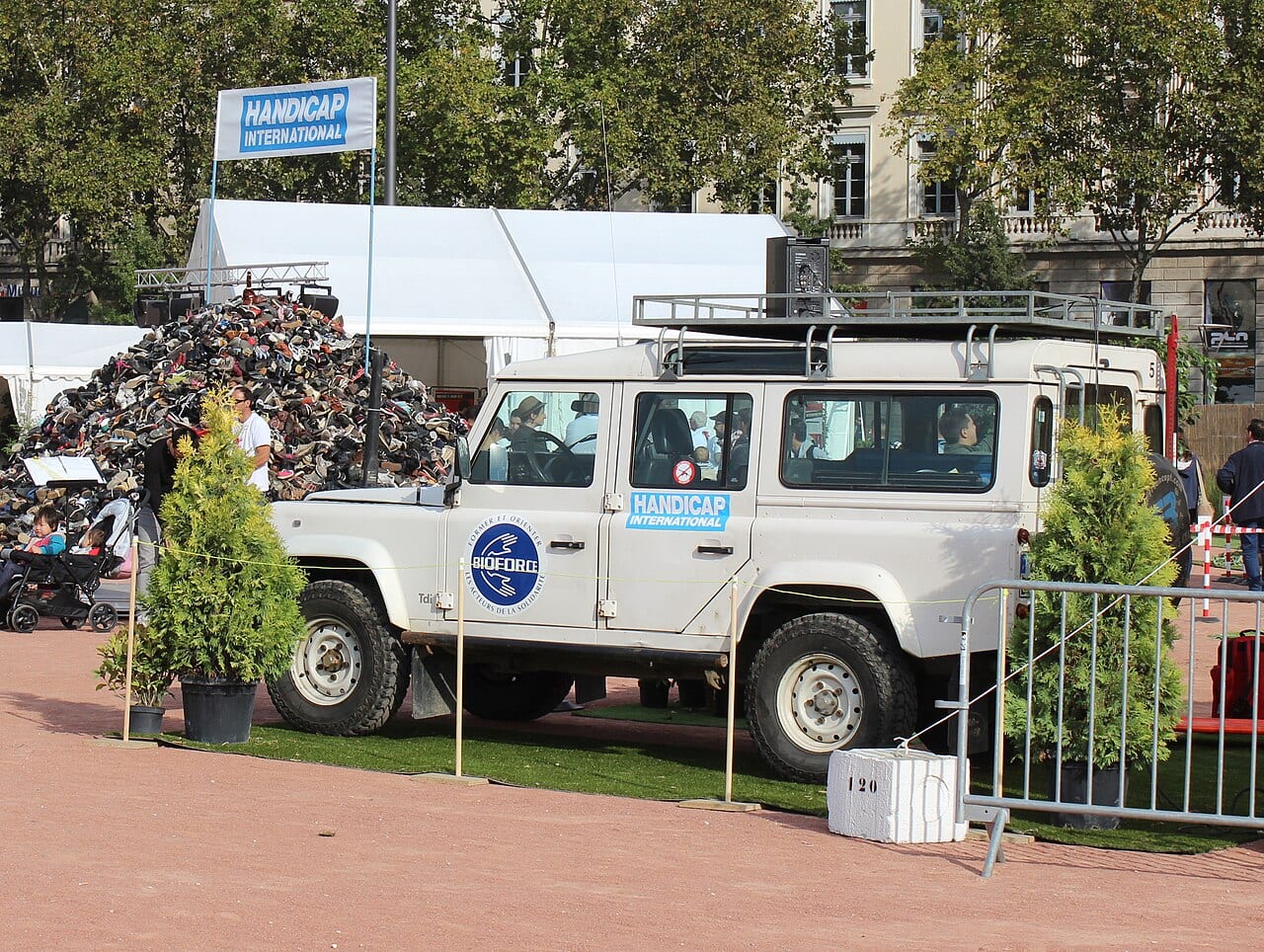 Véhicule Bioforce & Handicap International, sur la place Bellecour à Lyon, pour la Pyramide de chaussures.