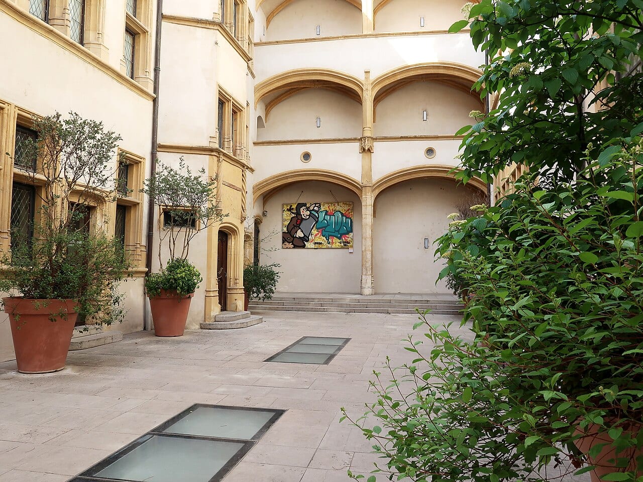 Photo de la grande cour de Gadagne.