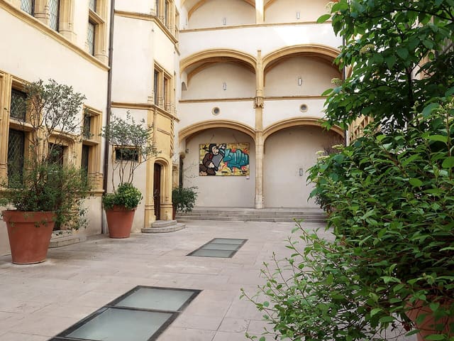Photo de la grande cour de Gadagne.