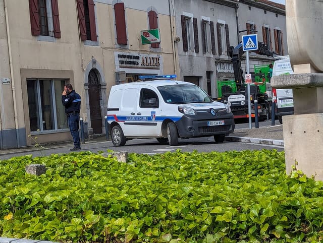Barrage routier de la police municipale de Maubourguet : un camion décharge des matériaux
