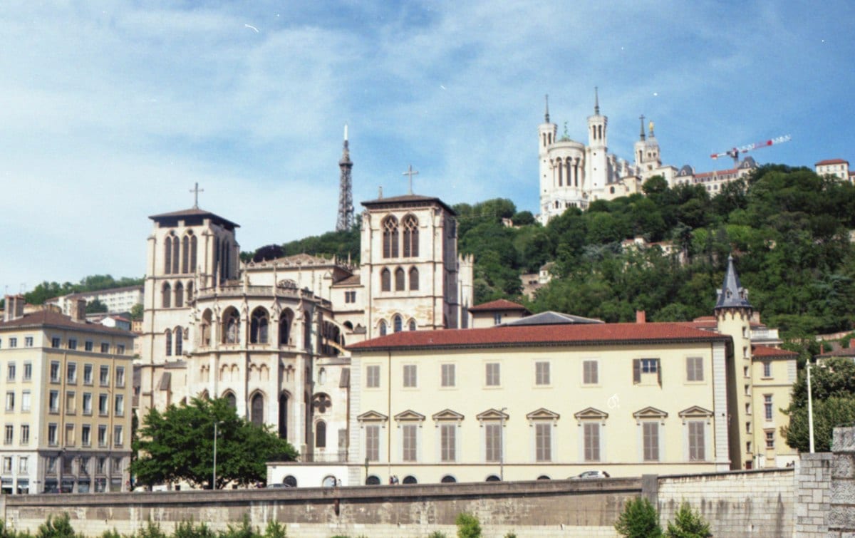 Bâtiment blanc et rouge près d'arbres verts par beau temps
