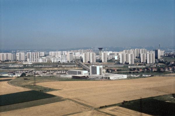 Vue aérienne du plateau des Minguettes à Vénissieux, avec ses immeubles et son château d'eau dominant les champs.