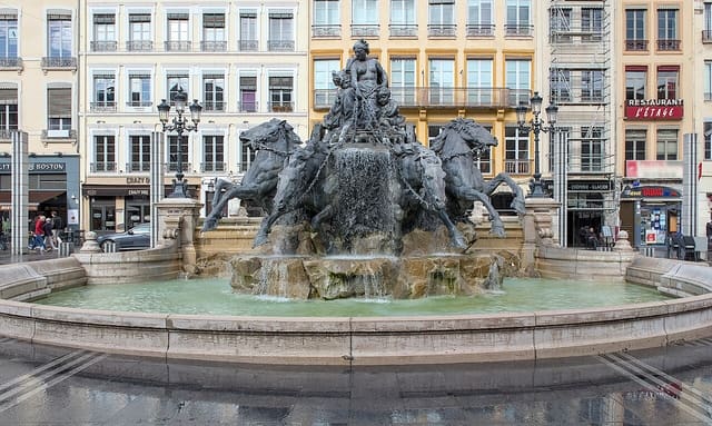 Statue et bassin.