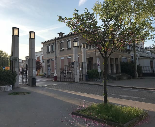 Entrée de l'hôpital Édouard-Herriot à Lyon, site des Hospices civils, avec ses piliers lumineux et ses bâtiments des années 1930