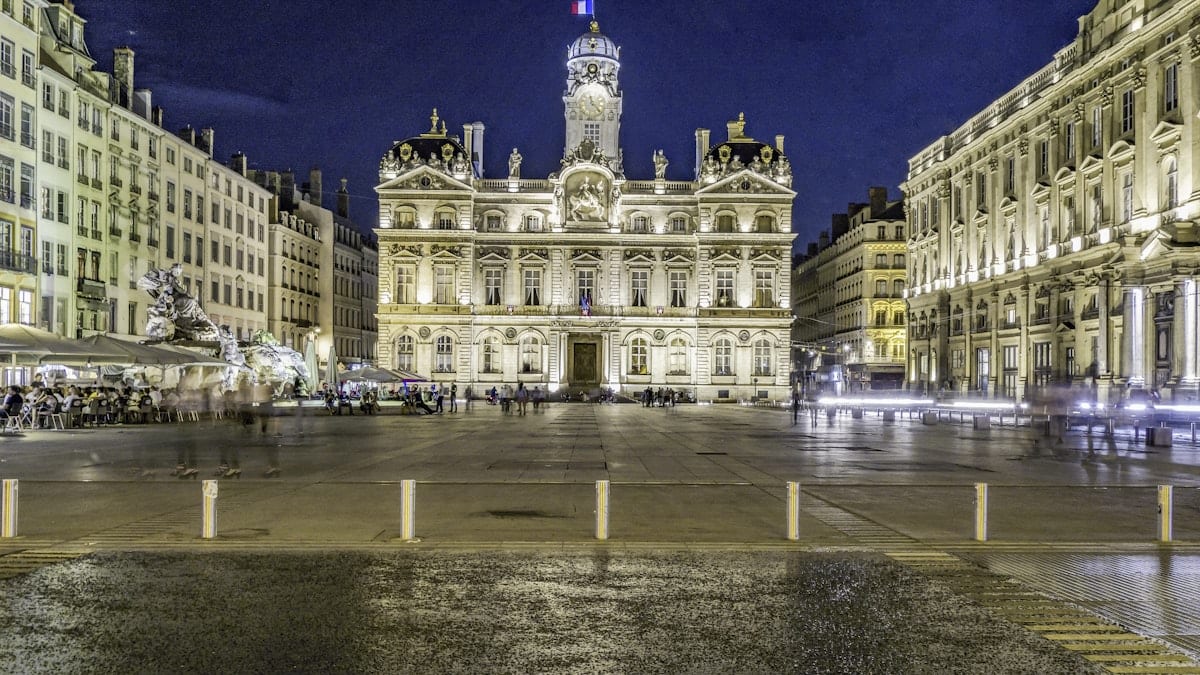 Grand bâtiment avec fontaine à l'avant