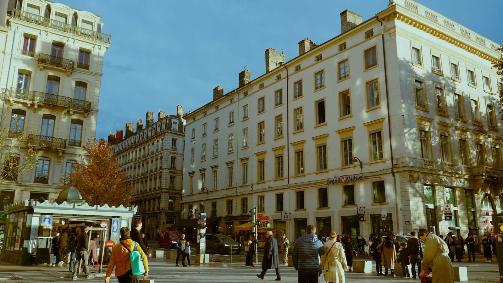 Vie urbaine animée sous le soleil à Lyon avec architecture historique